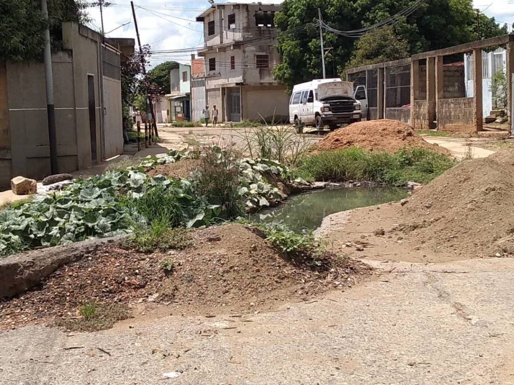 Calle dos de Las Garcitas es un total desastre. 