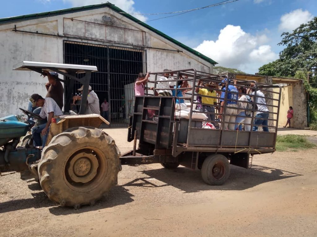 Deben transportar los productos que venden en la ciudad por medio de un tractor. 