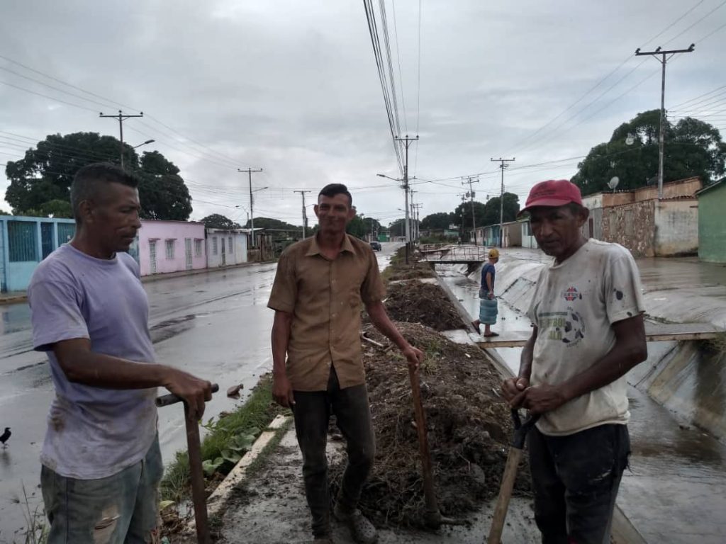 Vecinos decidieron limpiar la cuneta. 