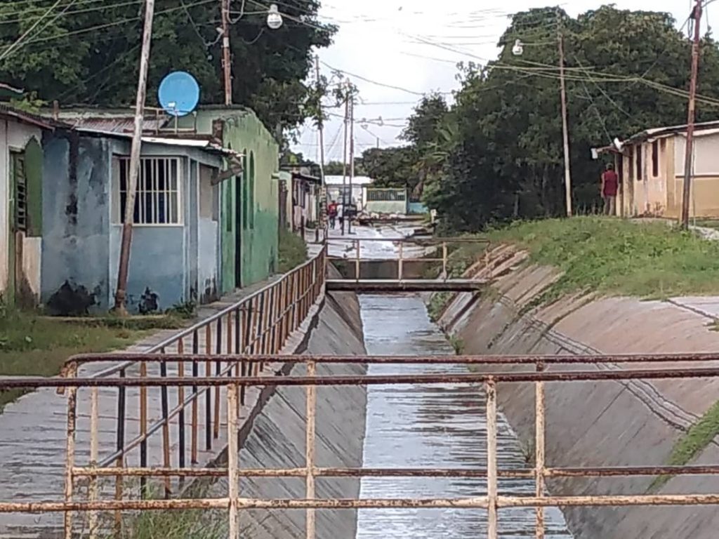 Asi quedó la cuneta que une la calle 4 con la 2. 