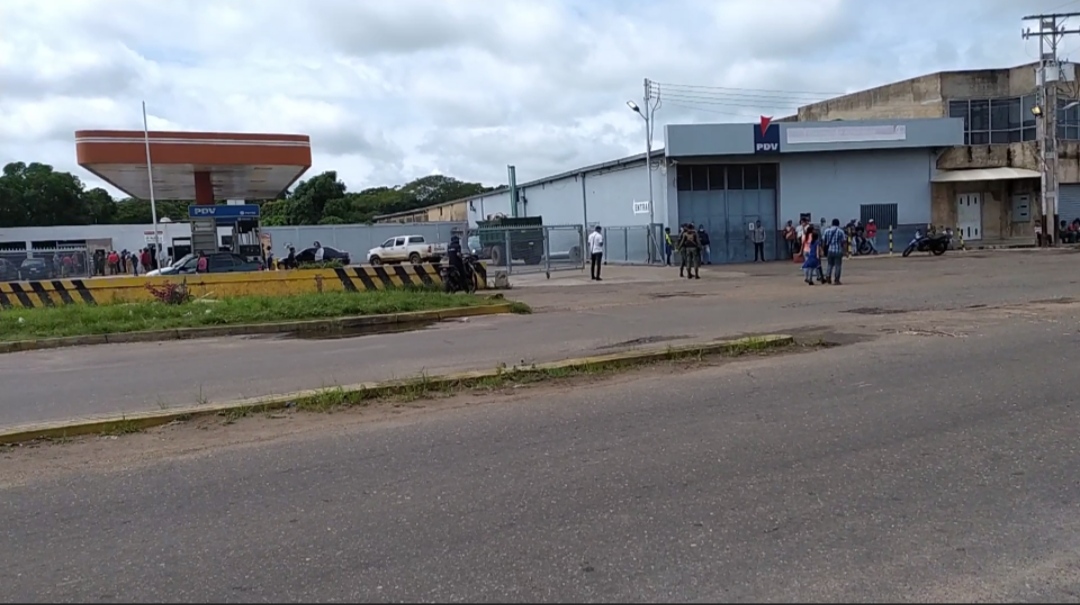 [:es]Unos 300 vehiculos surtieron combustible en Los Gallegos este martes[:]