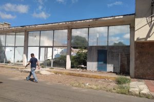 Fachada de la antigua sede con vidrios destrozados