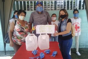 Entrega de hipoclorito de sodio, guantes y tapaboca a los líderes de comunidades