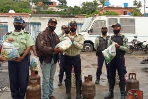 Danny Roldán, haciendo entrega a los efectivos policiales