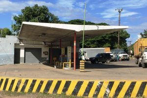 Estación de servicio la encrucijada de Las Palmas, que despacha combustible a precio internacional hoy luce vacía