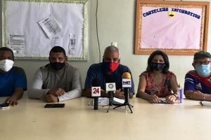 Líderes sindicales durante la rueda de prensa