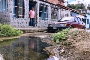 Vecinos temen que las aguas socaven las viviendas