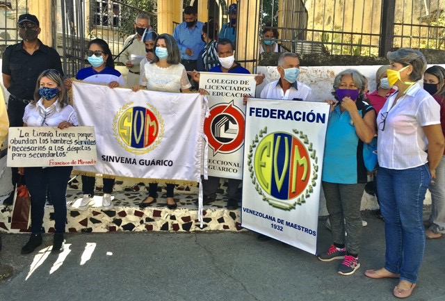 [:es]Educadores Roscianos celebraron su día con un pancartazo exigiendo salarios dignos[:]