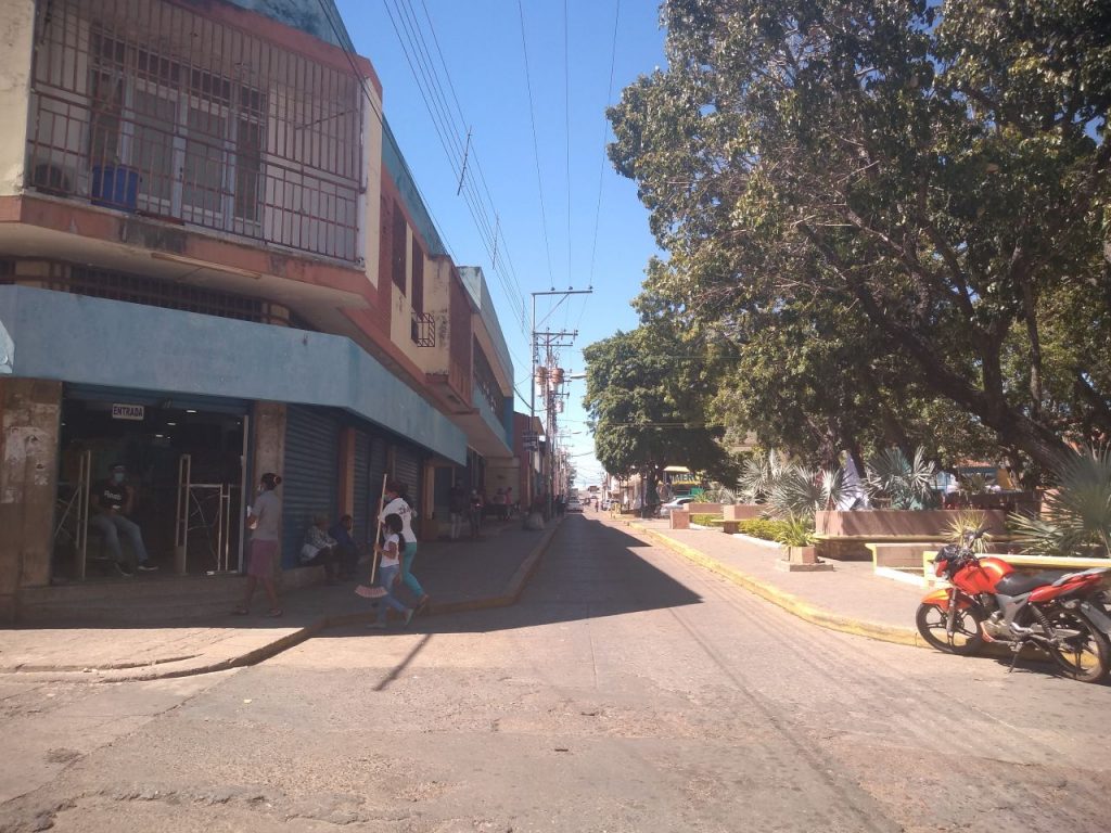 Comercios cerrados en la zona de la Plaza Bolivar