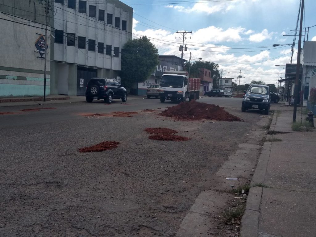 Utilizan granza para tapar los huecos en La Pascua