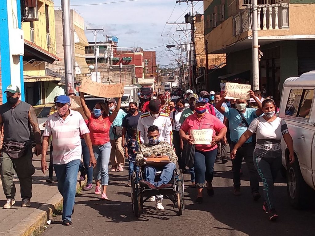 Trabajadores informales marcharon hasta la Alcaldia del Municipio Infante protestando