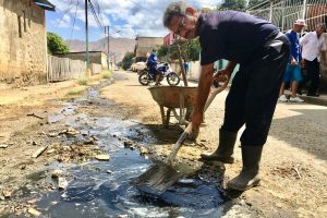 Vecinos diariamente drenan las aguas putrefactas