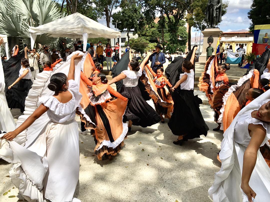 El grupo de baile “La huella del caporal” deleitó a los presentes al ritmo del joropo llanero