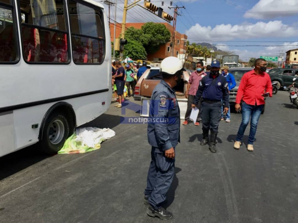 La dama cruzaba la avenida cuando fue arrollada 