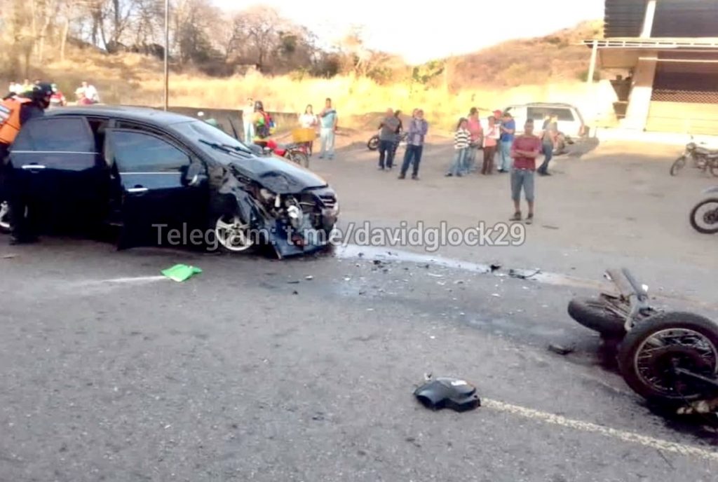 El motorizado impactó contra un vehículo corolla 