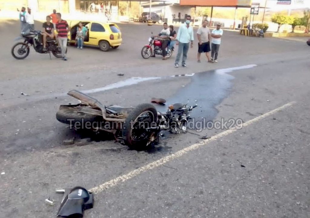 La moto quedó totalmente destrozada por el fuerte impacto