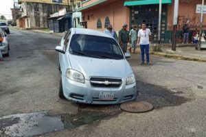 En la avenida Romulo Gallegos un carro cayó en una Boca de Visita.