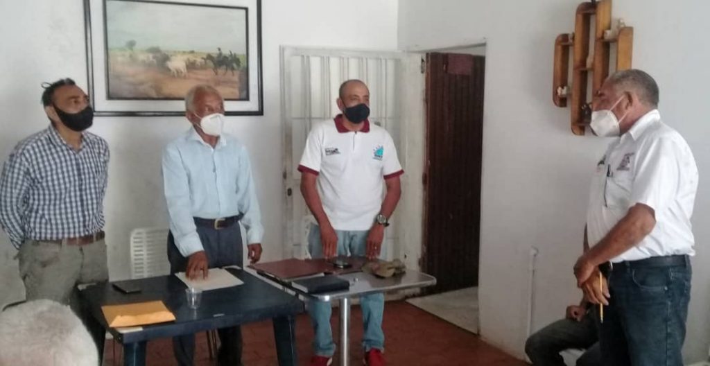Nelson Marchena, William Molina y Luis Omar Gòmez, se juramentan en la comisión Electoral. Foto Freddy Arvelaez