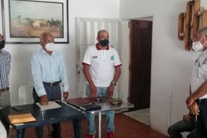 Nelson Marchena, William Molina y Luis Omar Gòmez, se juramentan en la comisión Electoral. Foto Freddy Arvelaez