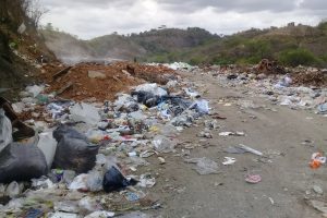 Vecinos de Cujicito exigen maquinaria para limpiar la entrada del Vertedero de San Juan.