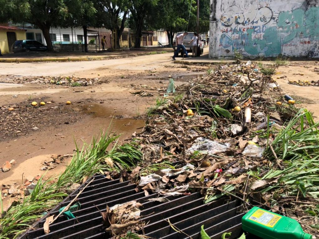 La basura y el monte que se acumulan en la alcantarilla del sector Los Telegrafistas la colapsan y esto ocasiona inundaciones de algunas casas.