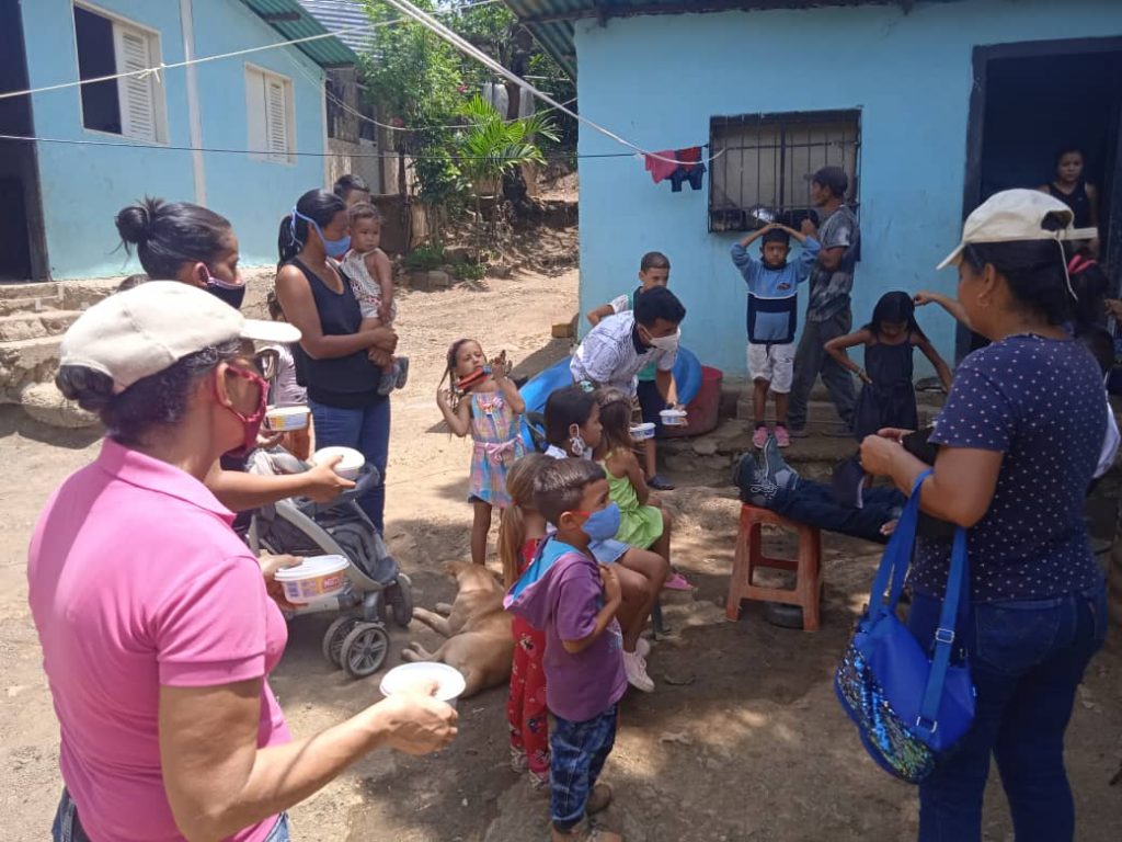 Niños de la comunidad Cuatricentenario recibieron una porción de sopa y el mensaje de Cristo por integrantes de la iglesia cristiana Primicia.
