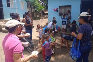 Niños de la comunidad Cuatricentenario recibieron una porción de sopa y el mensaje de Cristo por integrantes de la iglesia cristiana Primicia.