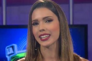 Adriana Peña presentadora de La Bomba