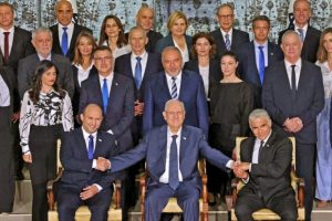 Naftali Bennett primer ministro israelí con miembros de la coalición