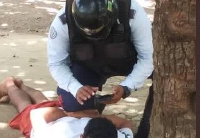 Efectivos policiales debieron hacer uso de la fuerza al momento de atrapar al presunto homicida
