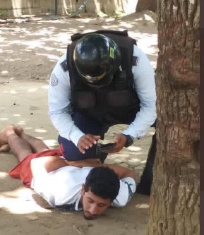 Efectivos policiales debieron hacer uso de la fuerza al momento de atrapar al presunto homicida