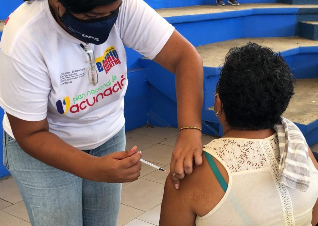 Más de mil adultos mayores fueron vacunados en San Juan de los Morros.
