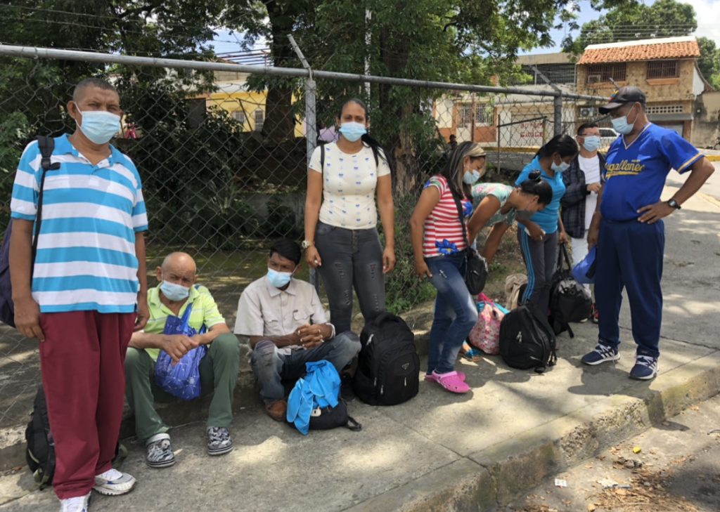 Familiares y pacientes renales de la unidad de diálisis en el Seguro Social de San Juan de los Morros 
