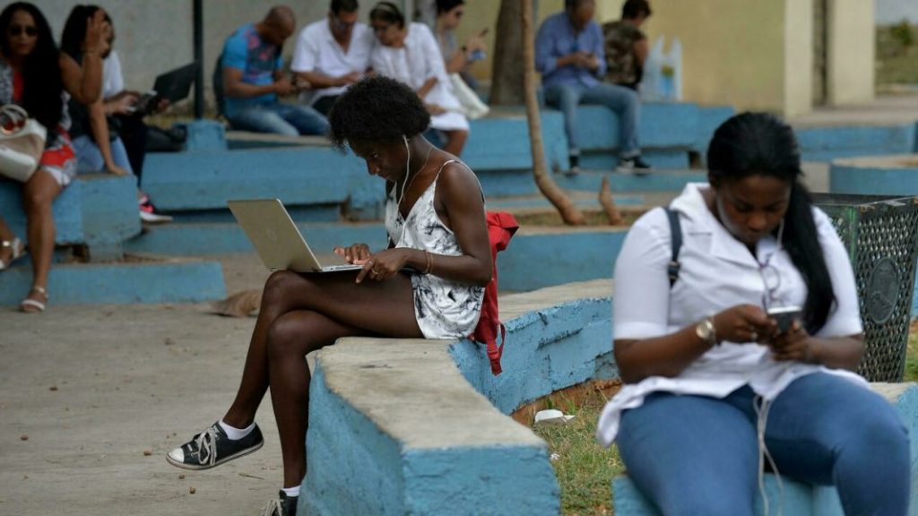 Para los cubanos se hace cuesta arriba tener wifi en sus casas.