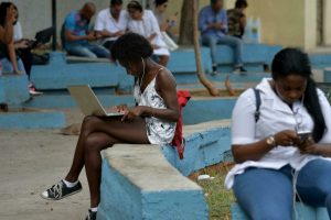 Para los cubanos se hace cuesta arriba tener wifi en sus casas.