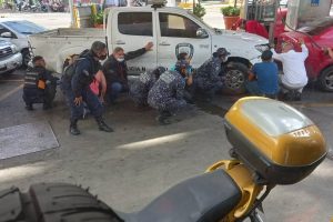 Cuerpos de seguridad y civiles resguardandose de los disparos