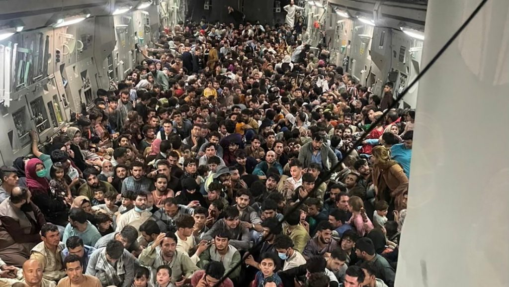 640 personas abordaron el avión militar huyendo de Afganistan