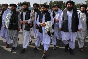 Grupo Talibán marcha en aeropuerto de Kabul. AFP
