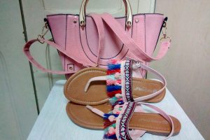 sandalia s planas y bolso color rosa