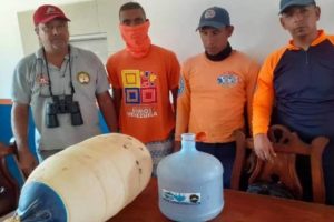 Cuerpos de rescate con objetos que podrían ser parte del naufragio de La Tortuga
