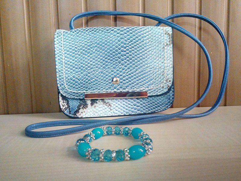 mini bolso y pulsera azul