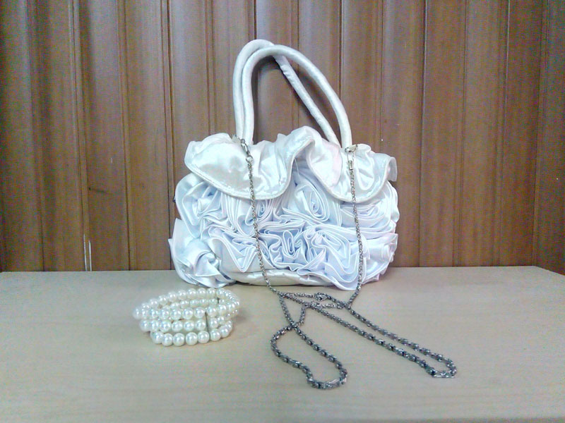[:es]Mini bolsos para mujeres y sus accesorios[:]