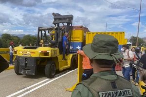 Los contenedores que obstruian el paso hacia Colombia fueron removidos