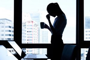 El sindrome Burnout se refiere en concreto a los fenómenos en el contexto laboral