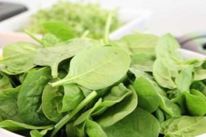 La ingesta de verduras de hoja verde oscura crudas o cocidas podría ser la clave