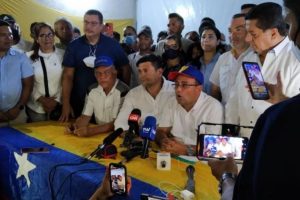 Sergio Garrido en ruedad de prensa junto a lideres de oposición nacionales y locales. Imagen Cortesía