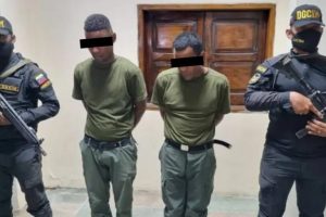 En un video difundido en redes sociales se muestra a los individuos vistiendo uniformes del Ejército venezolano y portando fusiles de asalto AK 103