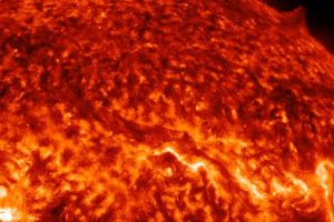 Un filamento que se extendía hasta la mitad del disco solar se volvió inestable y estalló alejándose del Sol