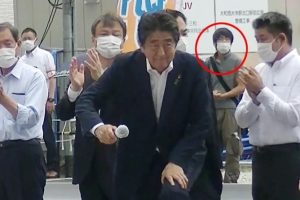 Momento en que el asesino asechaba a Shinzo Abe