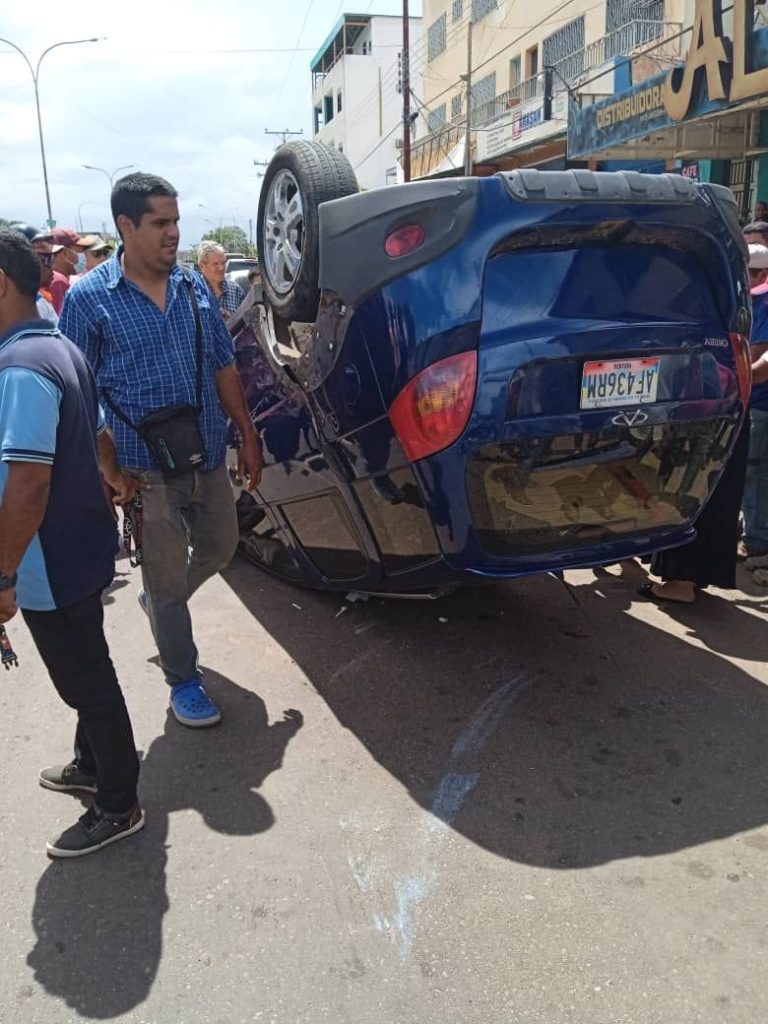 Vehículo volcó en plena Av. Rómulo Gallegos de Valle de la Pascua